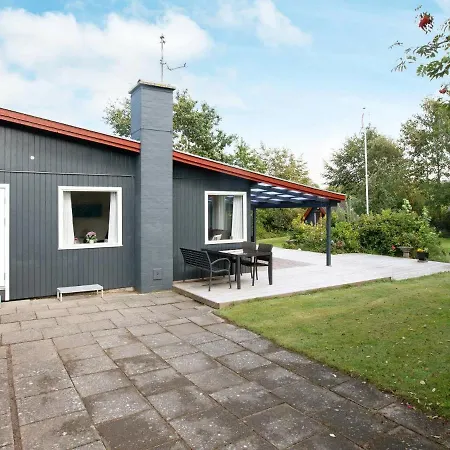 Serene Holiday In With Terrace Ferienhaus *