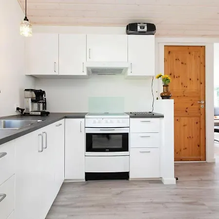 Serene Holiday In With Terrace Ferienhaus *
