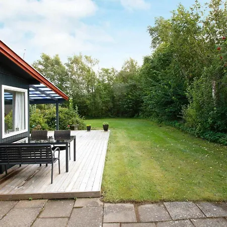 Serene Holiday In With Terrace Ferienhaus
